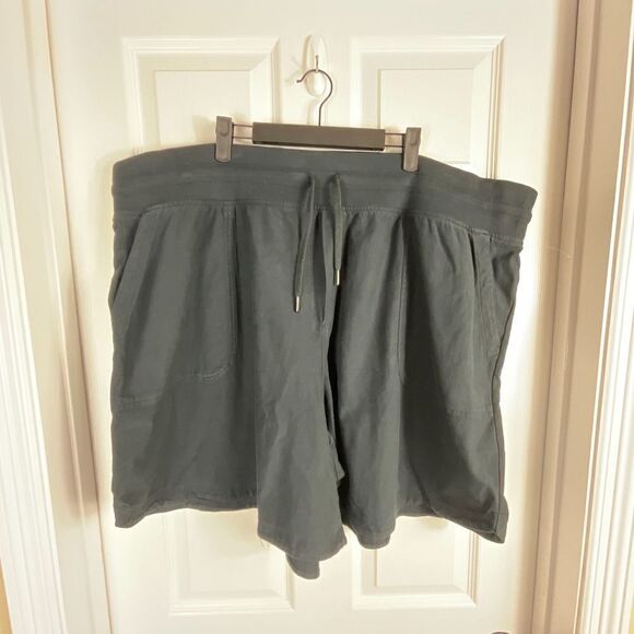Athleta Farallon Midi Short Size 3X Black 7 Inch Inseam Casual Comfort Plus Sz N - Picture 6 of 12